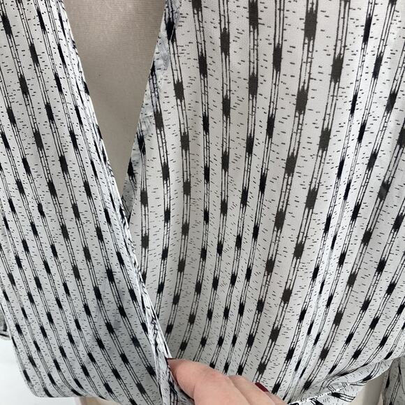 ASTR Womens White Black Long Sleeve Surplice Back Sheer Blouse Size L - Picture 7 of 8